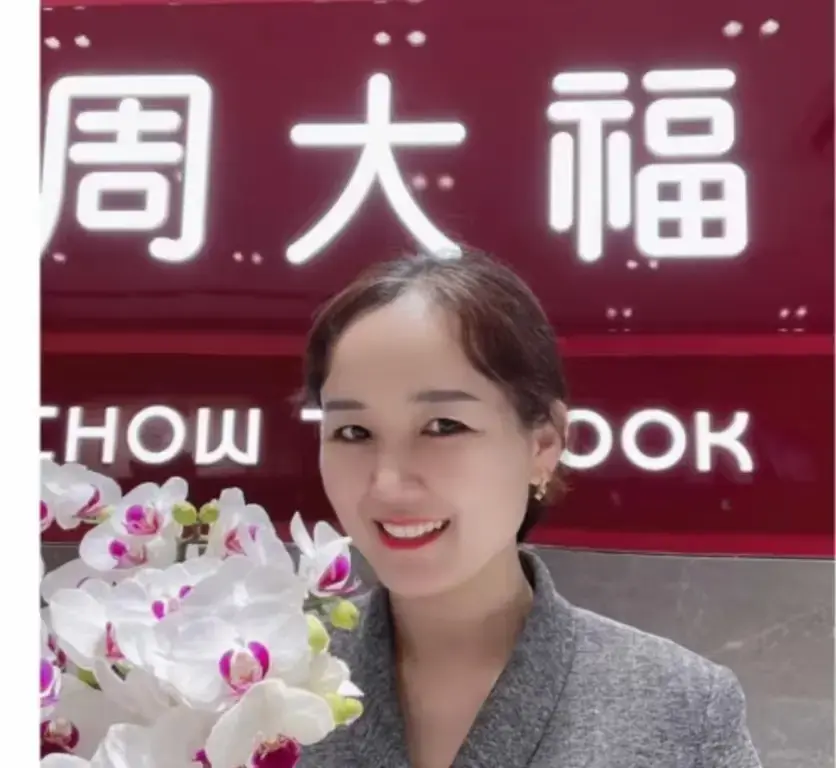 盐城周大福金店一拖三事件完整版视频-射阳门店惊现一拖三-周大福一拖三附完整版视频在线观看