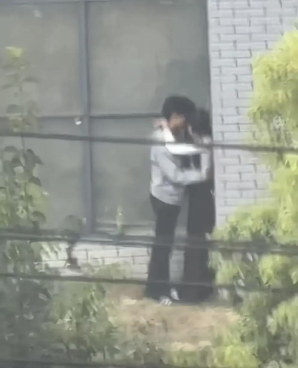 《蚌埠职教园情侣野外视频》完整版免费看-原生态高清画面事件后续-蚌埠职教园情侣野外视频全网热议抢先鉴赏