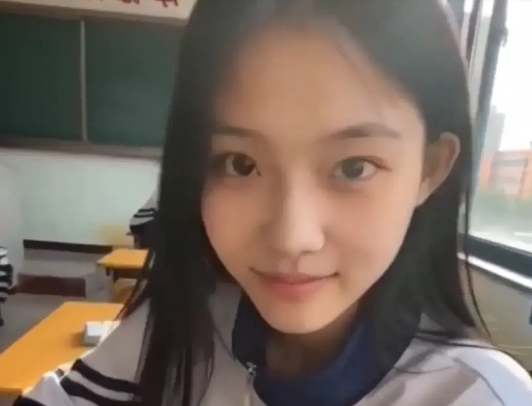 《我的十八岁女友》无删减版4K蓝光在线播放 - 黄果AI短剧高甜治愈全集免费观看 - 我的十八岁女友结局太甜追完想谈恋爱